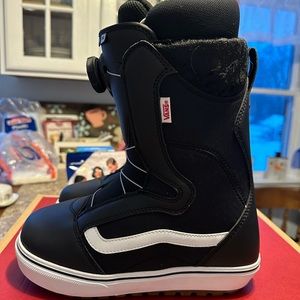 Brand new women’s Vans snowboarding boots
